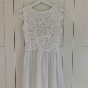 Skolavslutning/ student klänning - Superfin studentklänning/ skolavslutningsklänning från Bubbleroom. Helt oanvänd och därav i mycket gott skick (prislapp sitter kvar). Hann inte lämna tillbaka den då jag hittade en annan klänning. 