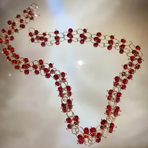 halsband  - Ett fint handgjort halsband, med röda glaspärlor❣️ Spännet är försilvrat, och frakten ingår i priset❤️                                                                                  —————————————————————————————           Jag kan göra specialbeställda smycken, det är bara att höra av dig❤️🌟 —————————————————————————————                    Kika gärna in på min profil, säljer en massa olika handgjorda smycken💃🏼 perfekt till dig själv eller i present till någon❣️✨        