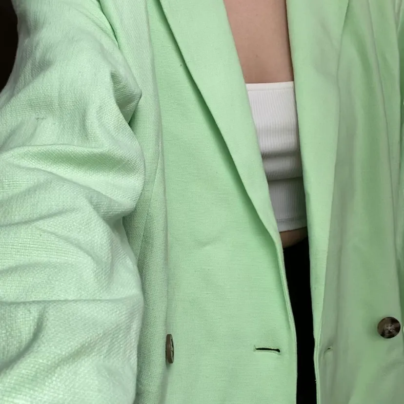 Grön kavaj från WEEKDAY, knappt använd. Är i storlek 36 men kan nog passa både större och mindre beroende hur man vill att den ska sitta. Säljs för 170kr + frakt . Kostymer.