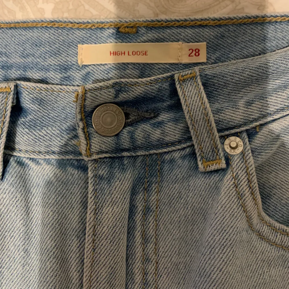 Ljusa levis jeans använda 3 gånger. Fina och ljusa till sommaren, passar med allt. Säljer eftersom har för många och dessa kommer inte i användning! . Jeans & Byxor.