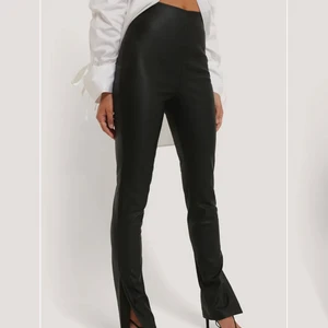 36 - Säljer dessa helt nya skinnbyxor från nakd i stl 36. Ass snygga och super sköna. Är som sagt helt nya, lappen kvar och allt. Skriv om du vill ha mer bilder💚 