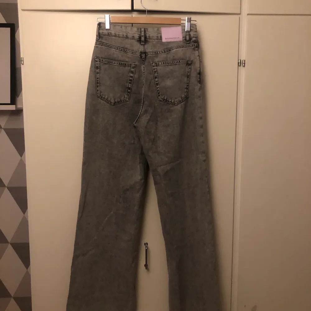 Vida långa jeans ifrån berschka i stl 36. Jag kan mötas upp i stockholm och frakta men köparen står för frakten.. Jeans & Byxor.