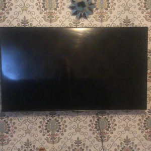 Tv  - Detta är en 65 a och heter hitachi väldigt bra smart tv och man ka. Även få med material så att man kan sätta fast den i väggen för mer info fråga om Instagram. Pris kan diskuteras vid snabb affär 