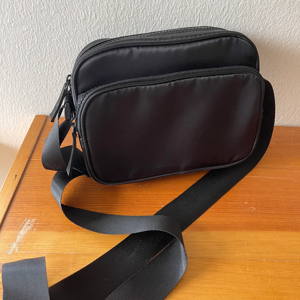 En svart väska som jag inte använt alls mycket💛köpt från H&M för något år sedan. För mer information skriv gärna privat💛☺️. Väskor.