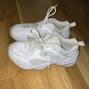 Nike M2K Tekno trainer in white - I använt skick och storlek 38. Köp direkt för 250kr + frakt på 66kr eller mötas.