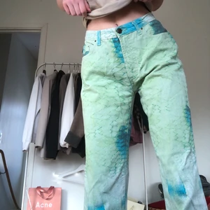 Roberto Cavalli UNIKA byxor - Säljer dessa UNIKA brallor från desginermärket Roberto Cavalli! Vintage i bra kvalitet. Obs! 2 sista bilder är från vintagesidan jag köpte de på. Nypris 5200 sek. Statement piece. Storlek Small W27. Midja rakt över 33 cm. Längd 102 cm. Byxöppning 23 cm. 💚 jag är 172 å de går till foten!