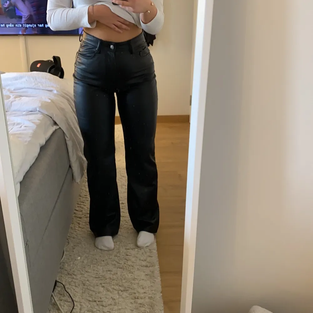 Skit snygga vida skinnbyxor från H&m i storlek 40. Jag är ca 163cm lång. Jag har bara använt dom 1 gång och är i fullt skick. Säljer dom på grund av att jag köpte för stor storlek. Frakten ingår inte i priset och om fler är intresserade så blir det budgivning 🥰. Jeans & Byxor.