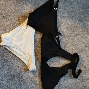 Bikini  - Vita bikinitrosor, svarta bikinitrosor och en överdel. Allt är i str S