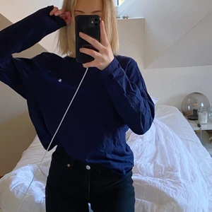 Marinblå tröja Ralph Lauren  - En mörkblå Ralph Lauren tröja. Använd ett fåtal gånger, bra skick 