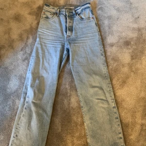 Ribcage straight levi’s jeans - Säljer mina snygga och bekväma Levi’s ribcage straight jeans. Tyvärr har de blivit lite för korta och därför säljs de. Buda från 320kr eller köp direkt för 400kr. Köparen står för frakt!