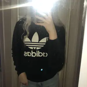 Säljer min sköna adidas hoodie då den inte kommit till användning på senaste. Storleken är lite oklar som ni ser på tredje bilden men jag skulle säga att den sitter som en S. Hoodien är i superbra skick. Bara att höra av sig vid fler bilder. Köparen står för frakt💕