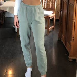 Mjukisbyxor - Superfina mjukisbyxor från Gina som jag tyvärr inte kom till användning då grön inte är min färg😊 använd ca 2 gånger så nyskick! Sitter väldigt bra i midjan och VÄLDIGT mjuka innuti🥰 köpare står för frakt!