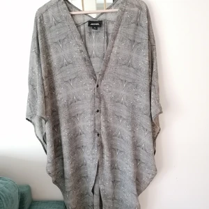 Kaftan från Monki  - Svartvit kaftan från Monki. Strl XS /S men passar de flesta. I mycket fint skick 