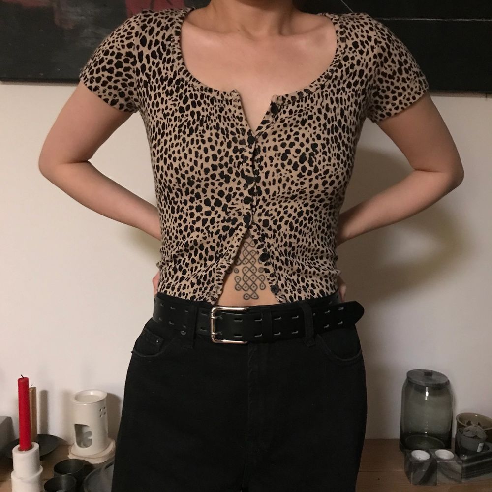 Nypris €18 plus €7 frakt. New without tags Brandy Melville Cheetah Print Mönster Zelly Short Sleeve Crop Top. Fitted ribbed crop top in cheetah print with a scoop neck and button down detailing. Fabric 100% cotton. Measurements: 40 cm long, 30 cm bust. Made in Italy. Tag size OSFA