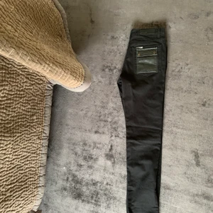 Märkesjeans längd 36  - Säljer dessa läckra svarta Jeans från märket Pour. Längd 36 Alltså väldigt långa. De har mycket fin passform och har väldigt fina detaljer. 