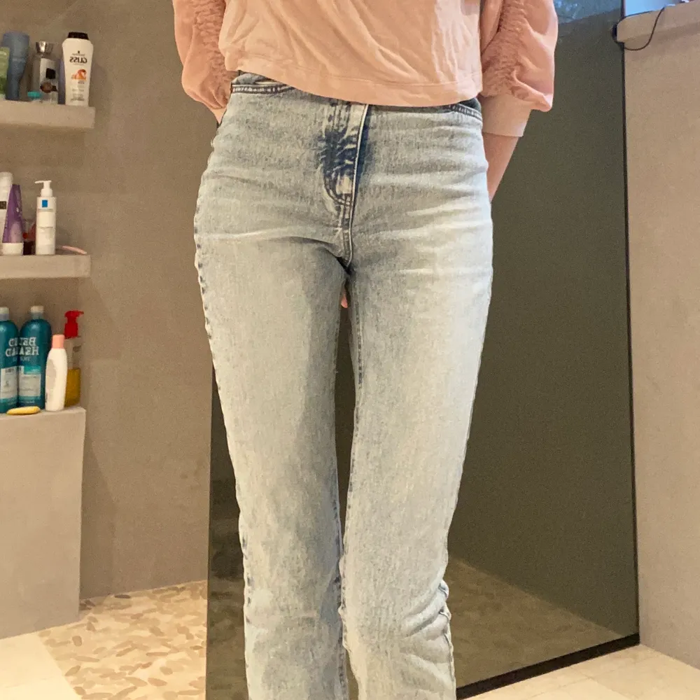 Croppade jeans från H&M, helt oanvända och säljer då jag fick dem men inte får någon användning av dem. De är i väldigt bra kvalitet och liknar de kända Levis jeansen i modellen 501. De passar ganska bra på mig som vanligtvis har S. För referens så är jag 180cm. Kontakta mig gärna om du har frågor! OM ANNONSEN FINNS KVAR FINNS PLAGGET KVAR🥰🥰. Farkut & Housut.