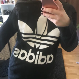 Adidashoodie  - Oversized hoodie från Adidas i storlek small. Hör av er vid frågor 🤩                                                         