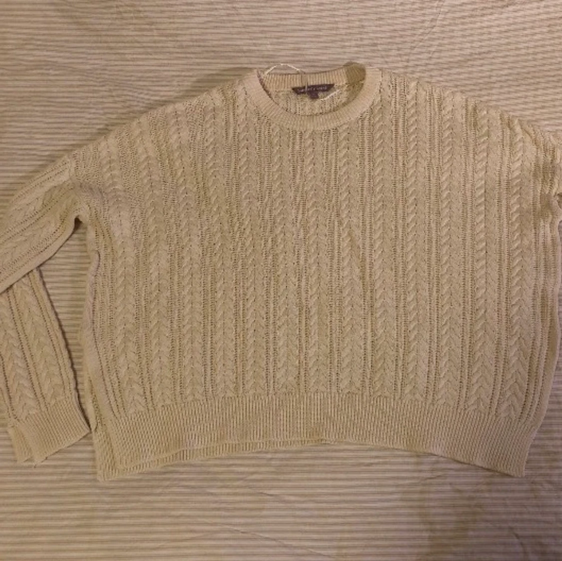 Stickad tröja med slits