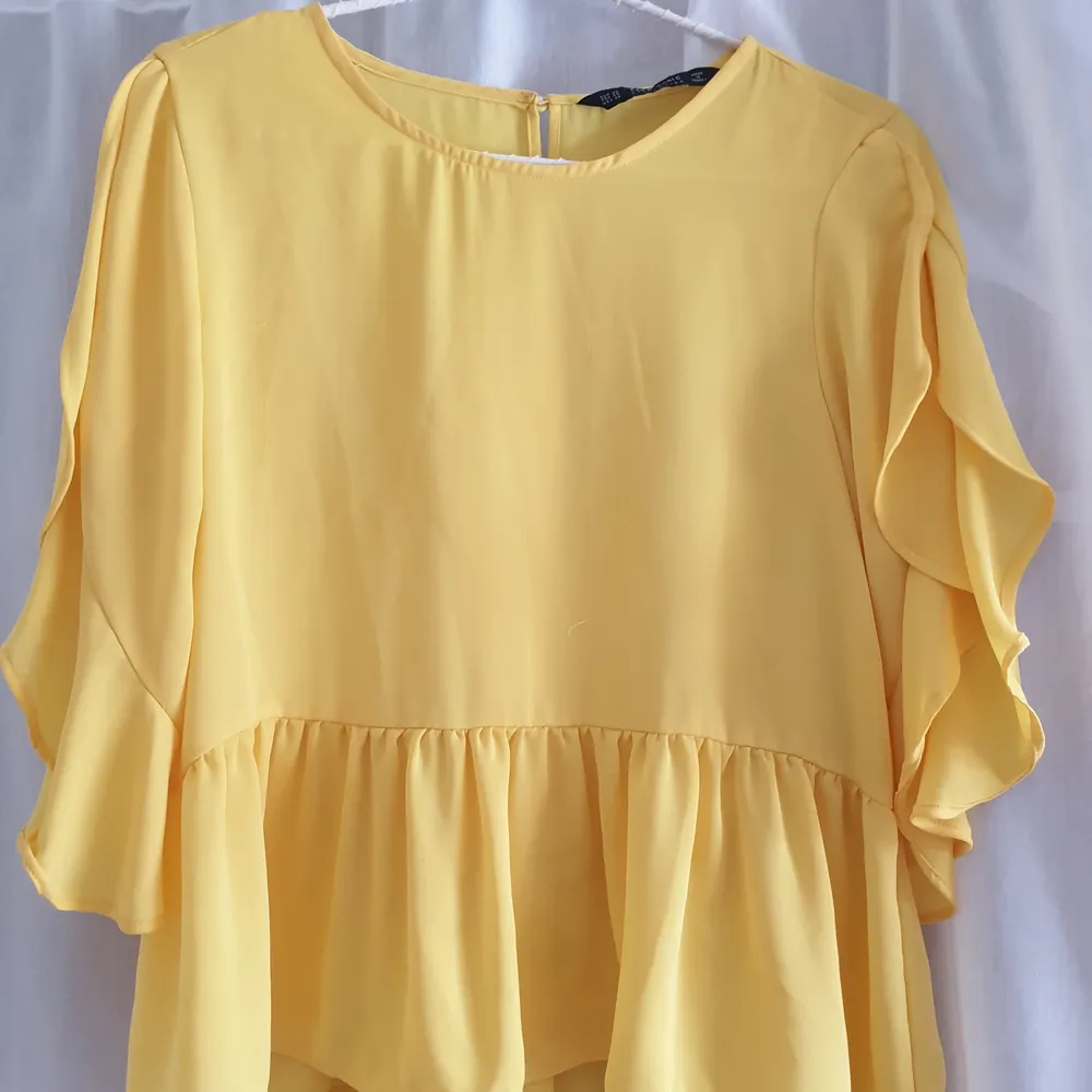 En gul blus från mango som inte använts på flera år. Puserot.