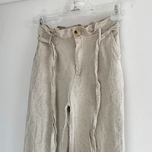 Linnebyxor - Jättefina linnebyxor med 30% linne! Färgen syns bäst på bild 1 och 3. Köpta i USA för ca 2 år sen men använda max 3 ggr, säljes pga för små för mig som brukar ha XS-S och är ca 170 cm. Storlek S men rätt små i storleken så passar nog XXS-XS! Följer med ett band att knyta i midjan, men går även bra att ha utan. Skriv för fler bilder/ frågor🥳