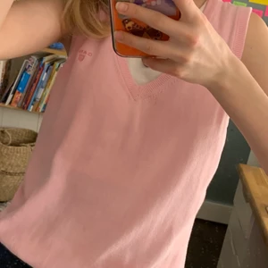 Ljus rosa väst❤️🥰 - En superfin rosa väst som går att styla med allt! Använd några gånger men inte riktigt min stil längre så vill hitta en ny ägare! Den är från GANT och i strl S😊 Vid frågor eller intresse skriv till mig💕❤️