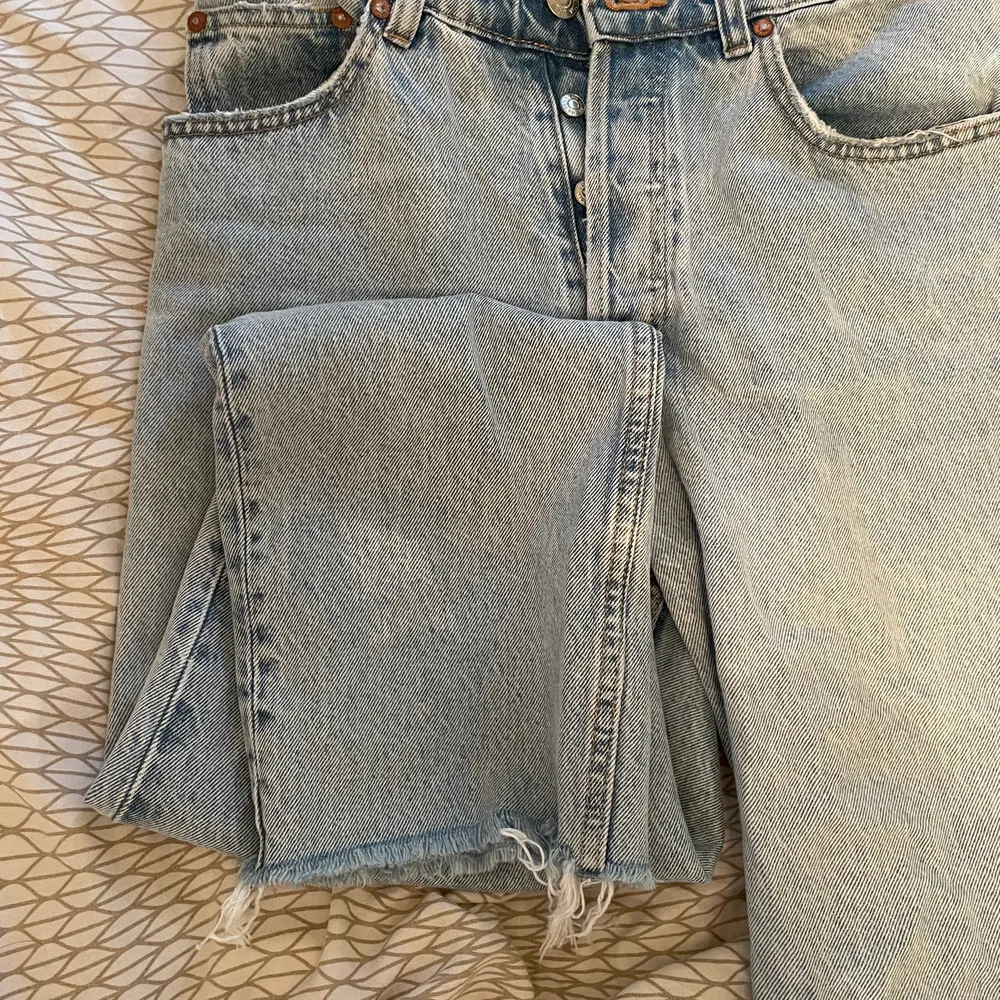 Mom jeans från Zara. Ankellånga. Använda så en aning uttöjda, men små i storlek från början. Bra skick annars🌸 Pris kan diskuteras.. Jeans & Byxor.