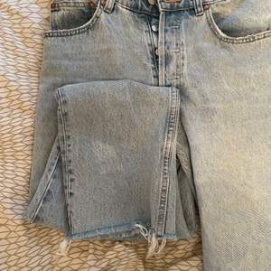 Mom jeans från Zara. Ankellånga. Använda så en aning uttöjda, men små i storlek från början. Bra skick annars🌸 Pris kan diskuteras.