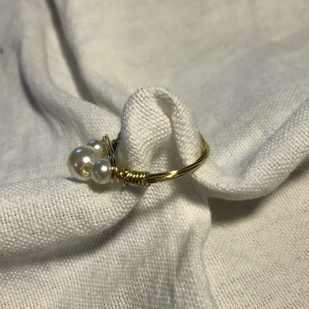 En hemmagjord ring med två små vita pärlor och en stor pärla. Passar till mycket. 70kr med frakt!🚚. Accessoarer.