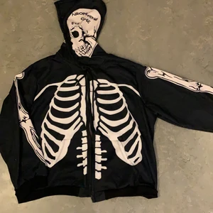 Skeleton Hoodie - Helt ny och aldrig använd. Säljer eftersom den inte matchar nåt i min garderob. Det är en XXL men den passar som en L och jag är egentligen XS. Bud börjar vid 250kr