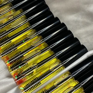 Ögonfrans och ögonbrynsserum & läppoljor💗 - Ögonfrans och ögonbryns serum och läppoljor🥰  Ögonfrans och ögonbryns serum💫  Nu finns dessa ögonfrans och ögonbryns serum ute att köpa igen!✨  Serumet gör att dina fransar/bryn blir fylligare, stimulerar även hårväxten💗(Gör att de blir längre)   Applicera serumet på dina fransar/bryn innan du går och lägger dig, eller ha de under dagen💗Tvätta sedan bort serumet med vatten och upprepa i 2-3 månader för bäst resultat⚡️  Serumet räcker i ungefär 1,2-3 månader (beror lite på hur mycket du tar) 💗 Innehåller: Jobajaolja, Vitamin-E olja och Ricinolja💗 Veganska och icke djurtestade☘️🌿  52kr+12kr frakt🤩  KRAM❤️