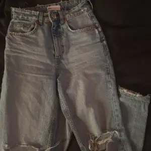 Blåa mom jeans med hål från Zara💓 Jättefint skick och säljs eftersom dom är för småa tyvärr. Säljer för 100+frakt💓💓