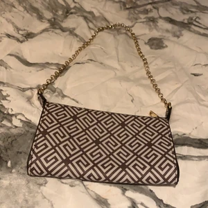 Snygg väska - Snygg baguetväska ifrån asos, 100 kr