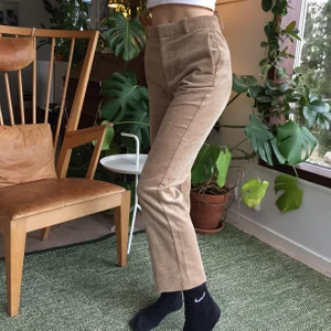 Beiga Byxor - Jättefina byxor från lindex. Tyvärr lite stora för mig, så därför säljer jag dem. De är endast använda några få ggr. Supersönt material och bra kvalité!