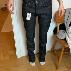 Acne jeans helt nya  - Ett par mörkblåa acne jeans med ljusa sömmar. Jag är 160cm och de är lite långa. Helt oanvända och nypris var 1099kr