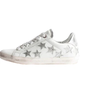 Zadig Voltaire Sneakers - Väldigt Fräscha och supersnygga skor ifrån Zadig Voltaire, som tyvärr var i fel storlek❤️ Köparen står för frakt på 66kr!! Bud: 920+frakt