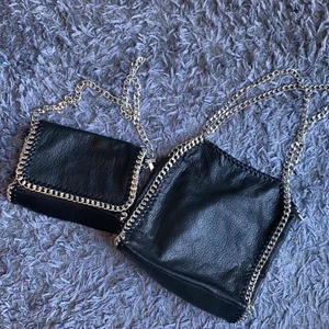 Väska - Svarta väskor med silver detaljer, knappt använda och i väldigt bra skick! Köpta från scorett. Säljer den stora för 100kr och den lilla för 80kr🥰🥰 (avslutat budgivningen (budgivning är på den stora)  framförallt på den stora på söndag)