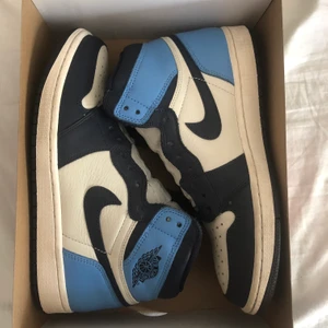 Jordan 1 Obsidian (kom med bud!!) - Cond: 9/10 inprincip oanvända, originallåda och kvitto från Nike finns. Kom med bud!