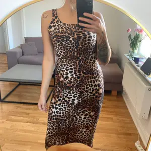 Långklänning i leopardmönster från H&M i storlek S. I gott skick. Jag är en S/M och 168 cm. Faller smickrande på kroppen. Köparen betalar frakten som tillkommer 💌