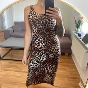 Långklänning i leopardmönster från H&M - Långklänning i leopardmönster från H&M i storlek S. I gott skick. Jag är en S/M och 168 cm. Faller smickrande på kroppen. Köparen betalar frakten som tillkommer 💌
