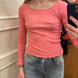 Rosa tröja - Säljer denna oanvända långärmad tröja i rosa i storlek M med volanger runt handlederna och nacken💓💓