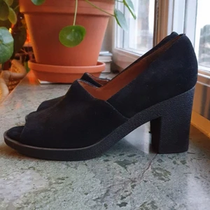 Svarta skor med klack - Other stories - Fina skor i gott skick! Sparsamt använda enligt tidigare ägare, vilket verkar stämma enligt min bedömning. Se även bilder. Lite för smala för min fot tyvärr så säljer därför vidare. 