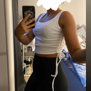 Linne dragsko - Linne som man kan justera längden med en dragsko på varje sida, väldigt snygg detalj som gör den mer unik. Frakt tillkommer🤍💕