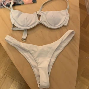 Vit bikini - Vit bikini från shein! Går även att köpa bara underdel eller bara över del. Storlek S på överdelen och M på underdelen men båda är ganska små i storleken. 80 kr för överdelen och 60 kr för underdelen. 120 kr för båda🤍🤍 Endast testad.