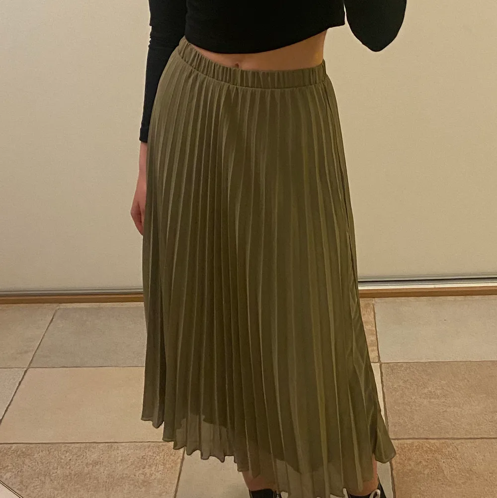 Säljer denna fina gröna kjol! Bara använd 1 gång och i väldigt bra skick. Säljer eftersom jag har många liknande. Köpte den för 300kr och säljer för 50kr.. Kjolar.