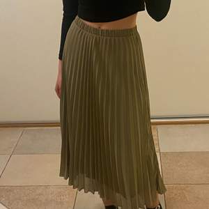 Säljer denna fina gröna kjol! Bara använd 1 gång och i väldigt bra skick. Säljer eftersom jag har många liknande. Köpte den för 300kr och säljer för 50kr.