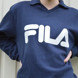 Mörkblå fila sweatshirt  - Supersnygg sweatshirt från märket fila. Men krage. Något sprucket tryck. Se bild 3. Annars bra skick 