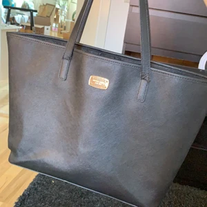Michael kors väska (äkta) - Välanvänd väska från Michael kors. Fick den i present för ca 4 år sedan och har använt den flitigt sen dess och därav priset. Perfekt till vardags, skola, jobb. Frakt tillkommer