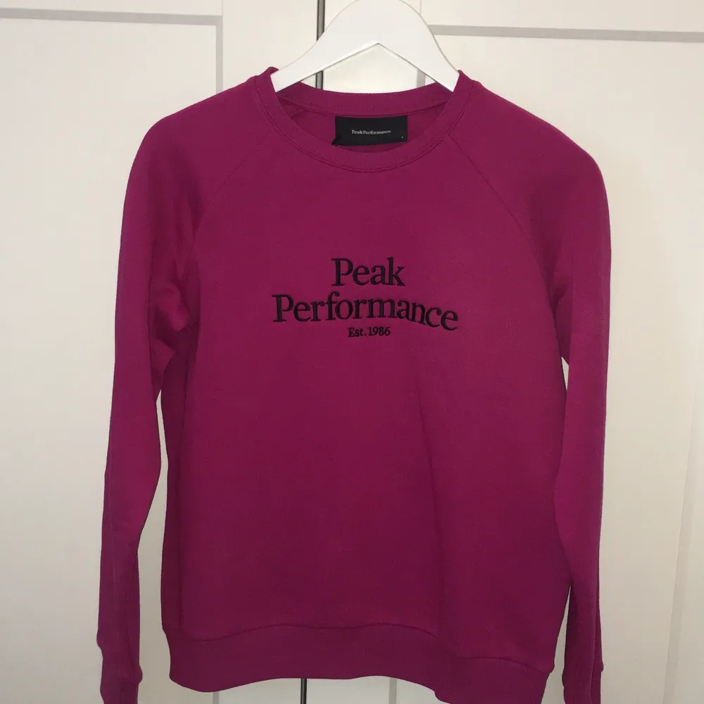 Säljer en rosa Peak Performance tröja, som är i storlek S. Den är aldrig använd då lappen fortfarande sitter kvar. Säljer denna för jag tyvärr inte kommer få användning av den. Köparen står även för frakten:). Tröjor & Koftor.