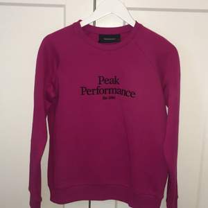 Säljer en rosa Peak Performance tröja, som är i storlek S. Den är aldrig använd då lappen fortfarande sitter kvar. Säljer denna för jag tyvärr inte kommer få användning av den. Köparen står även för frakten:)