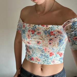 Blommig topp - En jättegullig somrig topp från hollister. Frakt tillkommer, 45 ej spårbart eller 66kr spårbart 💖